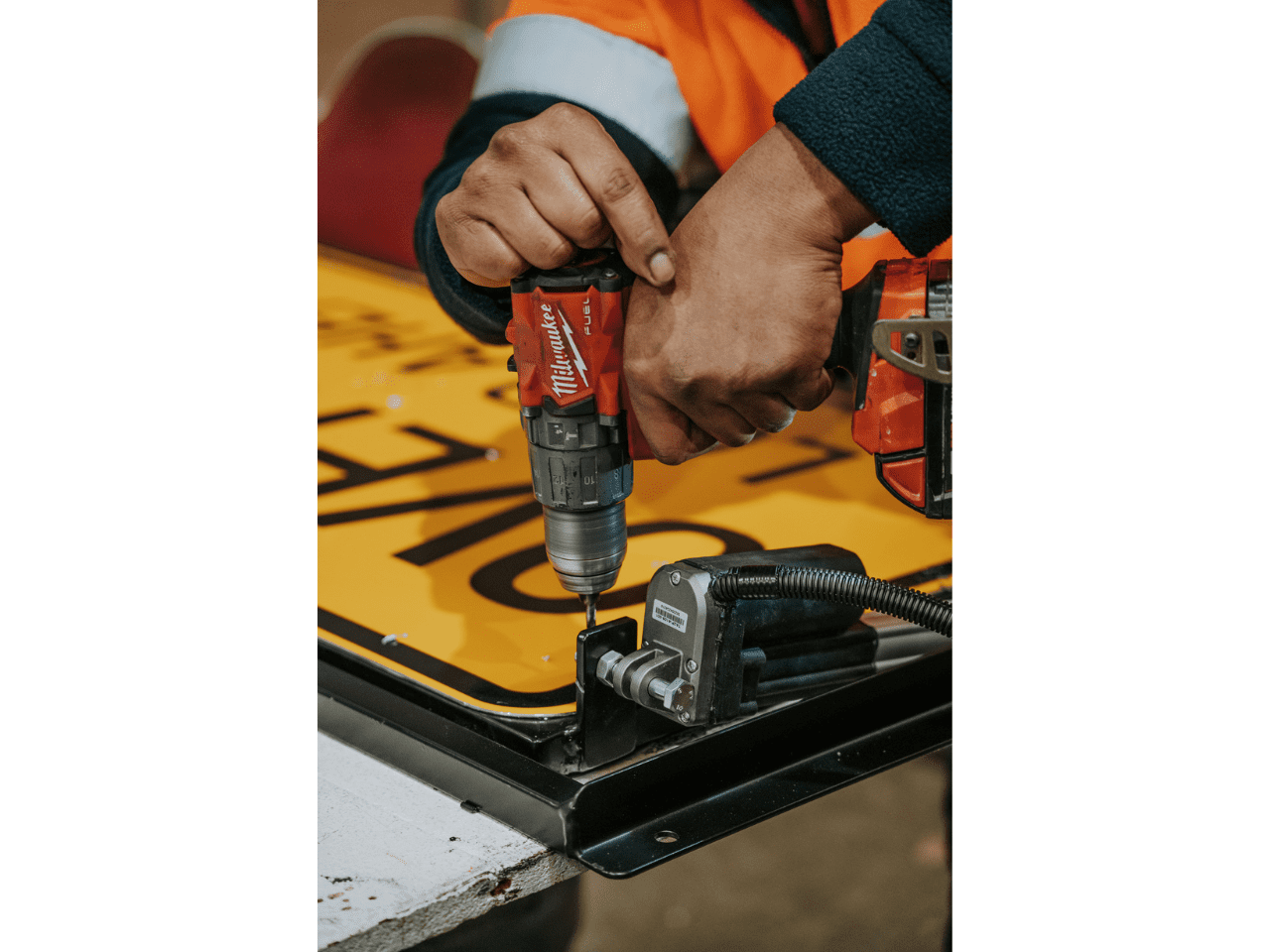 Escort Vehicle Pilot Sign Kit, Oversize Load Ahead, With Upgraded LED Lights & Frame - Image 4